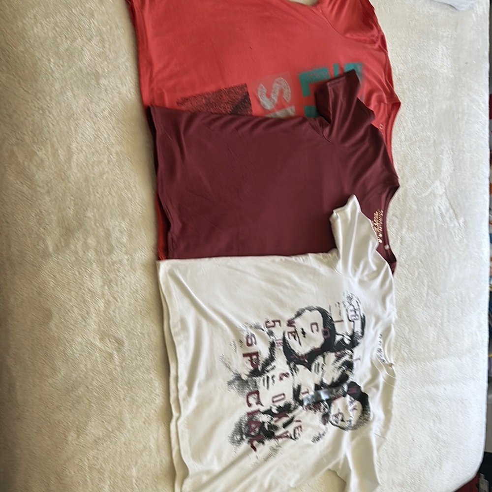 Bundle of three Guess Men’s Medium NWT’s short sleeve t-shirts. 2010ish era.